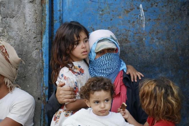 Fatma?nn hayati tehlikesinin bulunduu belirtildi.  Kz ocuunun yaknlar olay yerinde gzyalarna bouldu.