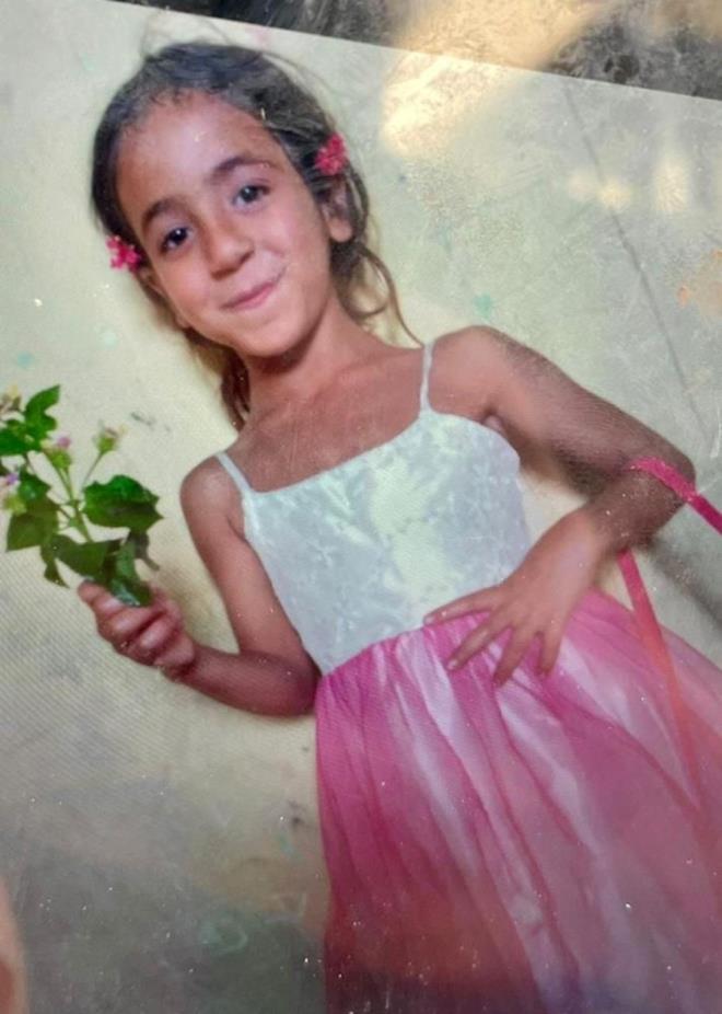 Bu srada tabancalardan birinden kan kurun kz ocuunun boynuna isabet etti.