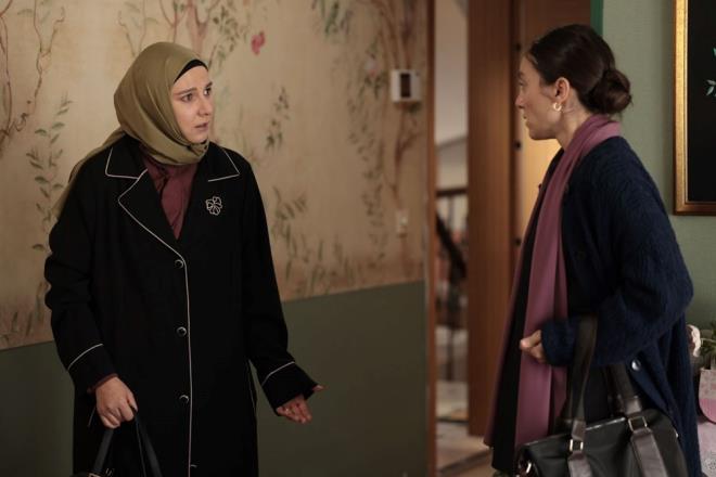 "YAZIKLAR OLSUN NSA"    Tahir'le otururken smarlad tatllar paket yaptran kran, Nisa'nn ocuklarna gtrd. Eve girince Vicdan ve Nilfer'i gren kran "Yazklar olsun" diyerek gitti.    O srada kapya gelen Hakan ise Nisa'y ondan boanmayacan ve ocuklarn velayetini alacan syleyerek tehdit etti.