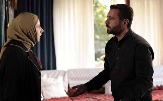 KRAN, TAHR'DEN HESAP SORDU    Ardndan Tahir'e hesap sormaya giden kran, onunla birlikte mer ve Gamze'ye de kzd. Vicdan'n Nisa'nn evinde olduunu renen Tahir, fkeyle oraya kotu. Vicdan'n Hakan' ieri almasna da sinirlenen Tahir, mer ile birlikte onu dar att.