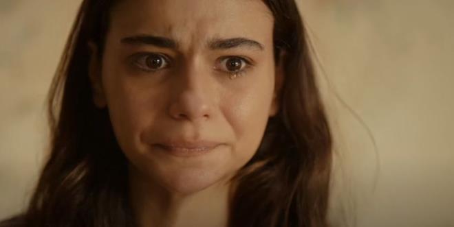 NLFER'DEN TAHR'E: BABAM SEN MSN?    O srada Nilfer'in evden gittii ortaya kt. lgna dnen Vicdan, "Babasnn kim olduunu duydu. Kam ite. Hepsi sizin yznzden" dedi.    Evden ktktan sonra Tahir'i alarken gren Nilfer, onun yanna gidip "Sen benim babam msn gerekten?" diye sordu.