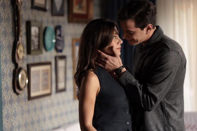 MER, GAMZE'Y RESMETT    Onlar ikna eden ikili, odada pijamalarn giyip uyumaya kt. Gamze ile didien mer, sonrasnda dayanamayp "Sen buradasn diye kalemi elime aldm" diyerek Gamze'yi izmeye balad. Resmini bitiren mer, Gamze'yi yannda uyumas iin ikna etti.