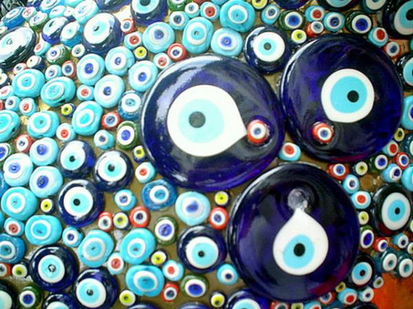 "Bu sebeple nazar boncuu ve benzeri eylerin; bunlardan medet ummak amacyla taklmas caiz deildir. Bu tr davranlarda bulunanlar hakknda Raslllah (s.a.s.) 'Kim nazarlk takarsa Allah onun iini tamama erdirmesin' (Ahmet b. Hanbel, Msned, IV, 154) buyurmutur."