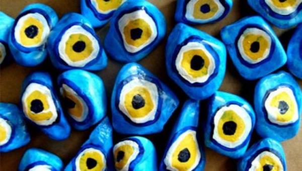 Genelde nazar boncuklar gz eklindedir. nk gz, kiinin dnyaya alan penceresidir. Gz iyi ve kt, dncelerin ilk k noktas olarak kabul edilir.