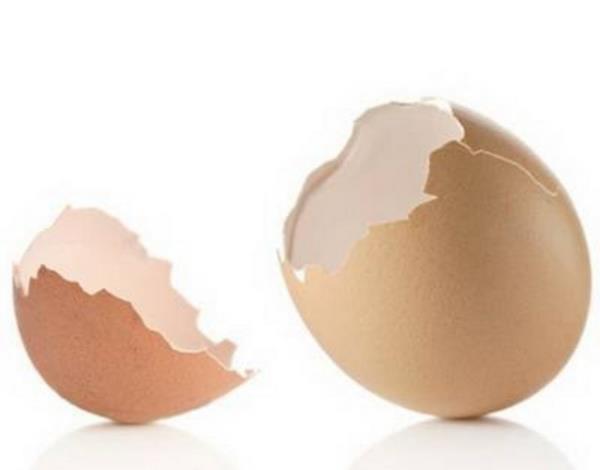 Gneydou Anadolu ve Dou Akdeniz'de ii boaltlm yumurta kabuu mavi bir boncukla birlikte bitkilerin dalna aslr. Bir miktar rekotu sarmsakla birlikte beze sarlr ve hayvanlarn boynuna aslr. Diken, ine, iplik ve hayvan pislii bir bezle sarlp ev aslr. Nazar deebilecei dnlen misafir eve geldiinde gizlice bir ip yardmyla ayakkab ls alnr ve misafir gittikten sonra yaklr.