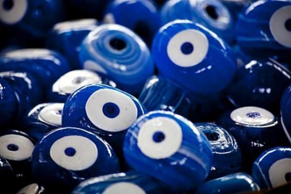 Nazar boncuu yaplrken iine kurun dklr.