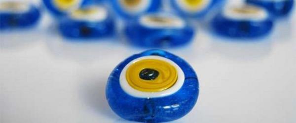 Ayrca nazar deeceini dnlen kiiyle karlalrsa o konumadan sze balanr. Nazar engellemenin bir yolu da kara alt ya da al ad verilen bir bitki, ruhani yn gl olduu dnlen bilge saylan kiiler (muhtemelen amanizmden gelen bir kavram) tarafndan yontularak ekil verilir. Nazar deecei dnlen kii, mavi bir boncukla birlikte bunu tar.