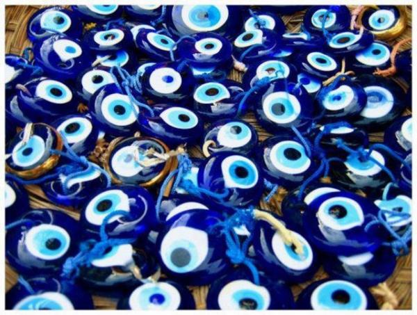 stanbul ve civarnda zerlik, rekotu, kuru karanfil ve gnlkten oluan terkipten tts yaplr. Trkiye'nin birok yerinde Fatma'nn eli semboln tayan objeler ve kurun dkme gelenei sryor. lgin bir biimde izleri ilk olarak Gktrkler'de grlen, kurban edilen hayvann kafatasnn aslmas gelenei bugn Anadolu'nun muhtelif yerlerinde hala devam eder.