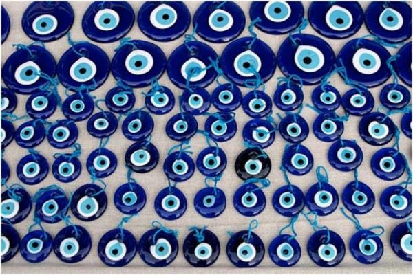 <p><b>Nazardan nasl korunursunuz?</b></p>    Nazardan saknmak iin lkemizin eitli blgelerinde farkl riteller gelitirildi. Bunlara yle bir bakalm: Diyarbakr?da hayvanlar nazardan korumak iin boyunlarna an aslr. an ses kardka dikkati kendi zerine ekecek ve hayvan nazardan koruyacaktr.