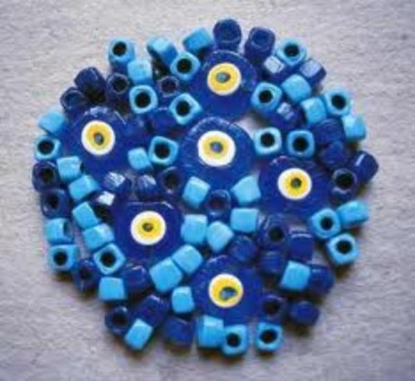 Mersin'de ortas delik bir ta bulunur. Kii bunu tarsa kem gzlerden korunaca dnlr. Evlere nazar dememesi iin bir demet baak ve koboynuzu aslr. nana gre koboynuzunun sivri ular tehlikeli baklar bertaraf eder.