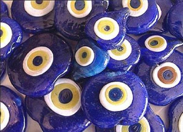 Nazar, Arapa bir szck; Trke'deki karl "bak"tr.