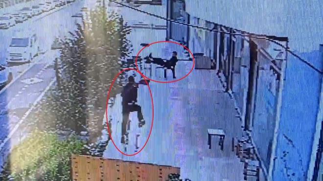 Sabah saatlerinde Kayapnar ilesi Frat Mahallesi'nde meydana gelen olayda otomobilden inen 2 kiiden biri evreyi kontrol ederken dieri ise i yerinin nnde oturan galerici Serdar Tokur'a tabanca ile pe pee ate etti.