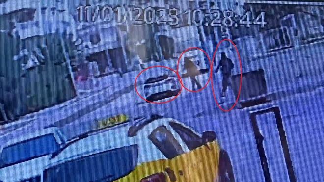 Tokur, yere ylrken src ile dier 2 pheli otomobille kat.