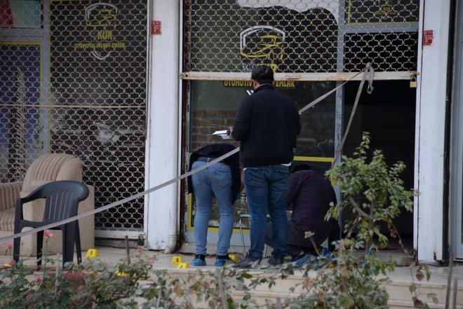 Polis otomobilde inceleme yaparken soruturma sryor.