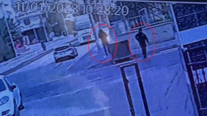 O anlar gvenlik kamerasna yansrken hastaneye kaldrlan Tokur hayatn kaybetti.