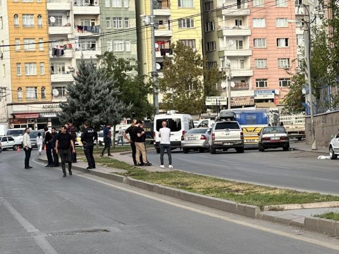 Polis ekipleri, valizin bulunduu yolu trafie kapatp, gvenlik eridi ekti.