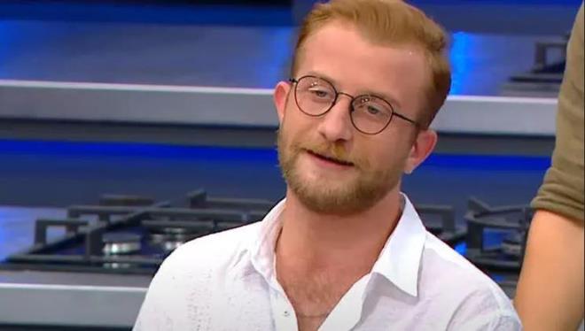 imdilerde Masterchef All Star yarmasnda gsterdii performans ile tannan Tahsin Kk, yaynlanan son blm ile sosyal medyada merak konusu oldu. MasterChef Tahsin'in yllar nce Acun Ilcal'nn nl yarmasna da katld ortaya kt.