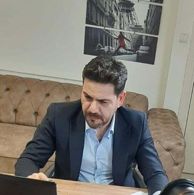 ERHAN UFAK KMDR?    5 Mays 1978, Elaz doumlu oyuncu Erhan Ufak, Kurtlar Vadisi serisinde canlandrm olduu Erhan Ufuk karakteriyle tannmt. Karakterle efsaneleen oyuncu sosyal medya hesabndan ailesiyle birlikte paylamlar yapmaya devam ediyor.