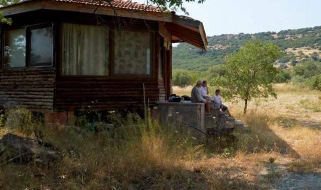 Bir arsa iinde tek katl bir ahap evde yaayan usta oyuncu ocukluundan beri srekli srgn halinde yaadn anlatarak "81 yaznda buraya geldim, arkadamn evini yapmtk, elektrii ekiyorum. Biz geldiimizde sadece eekler vard. Ama bir uykusu var, Bingl'de yaylada yatyorsun..." dedi.