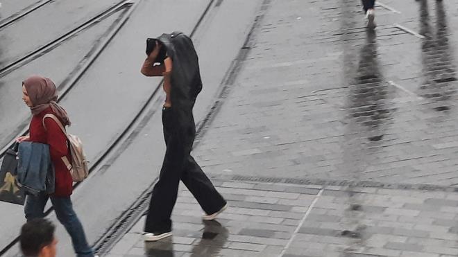 HAVA TRAF DE OLUMSUZ ETKLEND    stanbul'da etkili olan kuvvetli ya hava ulamn da olumsuz etkiledi.    Elektrik ykl bulutlar nedeniyle stanbul Havaliman'na ini yapmak isteyen uaklar havada tur atmak zorunda kalrken, ksa sreli rtarlar olumaya balad.    Bu arada tur atan yakt kritii durumunda olan uaklar evre havalimanlarna ini yapmak zorunda kald.