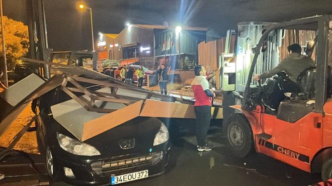 Ekipler soka trafie kapatrken, vatandalar otomobilin zerindeki d cephe parasn forklift yardmyla kaldrd.