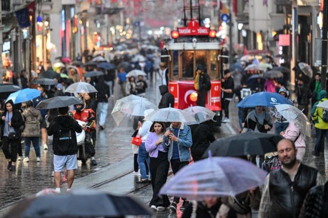 Meteoroloji Genel Mdrl, stanbul bata olmak zere 11 il iin saanak ya uyars yapmt.     stanbul'da beklenen ya dn akam saatlerinde etkili oldu.