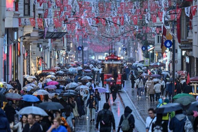 stanbul'un en ilek noktalarndan olan Taksim stiklal Caddesi'nde de ya vatandalara zor anlar yaatt.    stiklal Caddesi'nde rgardan taan sular nedeniyle vatandalar yolda yrmekte glk ekti.