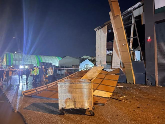  yeri sahibi Cihat Zengin, olayn yamur ve rzgardan kaynaklandn dndn belirterek, ''Ara park halindeymi, herhangi bir yaralanma yok. Maddi zararmz var." dedi.