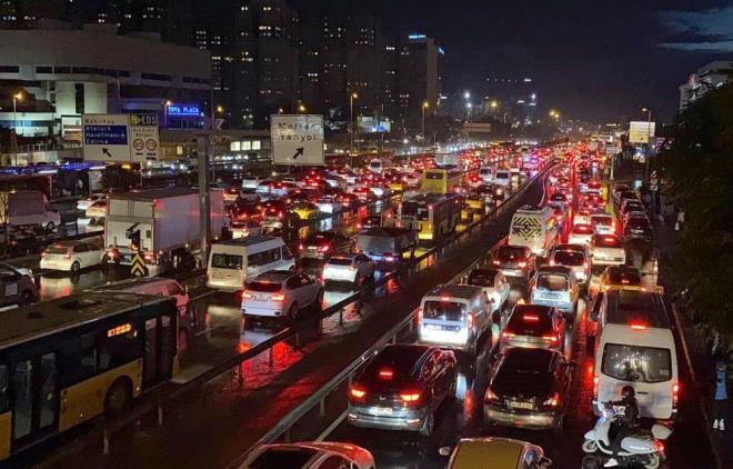  k etkili olan saanak ya trafii de olumsuz etkiledi.    Mesai saatinin bitiminde trafik younluu yzde 90'lara kadar kt.