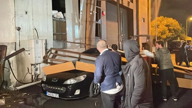  YERNN DI CEPHE KAPLAMASI OTOMOBLN ZERNE DEVRLD    Ataehir'de saanak ve rzgarn da etkisiyle bir i yerinin d cephe kaplamas park halindeki otomobilin zerine dt.    hbar zerine olay yerine itfaiye ve polis ekipleri sevk edildi.