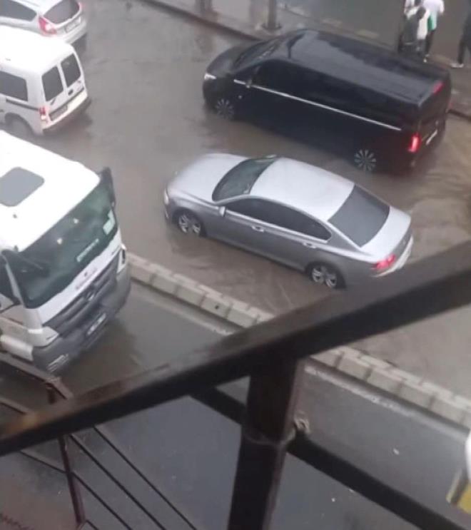 mraniye MES Sanayi Sitesi'ndeki bir otopark suyla doldu. Altnehir Mahallesi'nde rgarlarn tkanmas sonucu srcler suyun ykseldii yolda aralaryla ilerlemekte glk ekti.