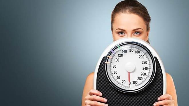 Diyetisyenlerinde beslenme listelerinde hi eksik etmedii lahana kalori bakmndan dk olduu iin kilo vermek isteyenler iin ok uygun bir sebzedir. Uzun sre tok tutan lahanay hem i hem de piirerek tketebilirsiniz.