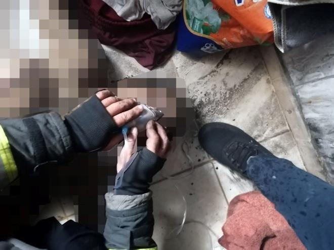 SIINDII BANYODA AIR YARALI BULUNDU    Komularnn ihbaryla adrese polis, itfaiye ve salk ekipleri sevk edildi. tfaiye ekiplerinin mdahalesiyle yangn, dier evlere sramadan sndrld. Eve giren ekipler, Fadime K.'yi banyoda ar yaral buldu.