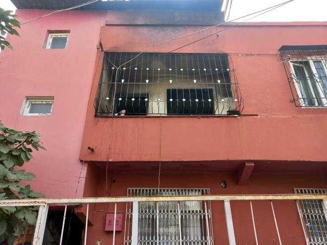 Olay, dn saat 12.00 sralarnda Seyhan ilesi Stl Mahallesi?nde meydana geldi. 6 yl nce boanan Muhammet G. ile Fadime K. ayn evde yaamaya devam etti.