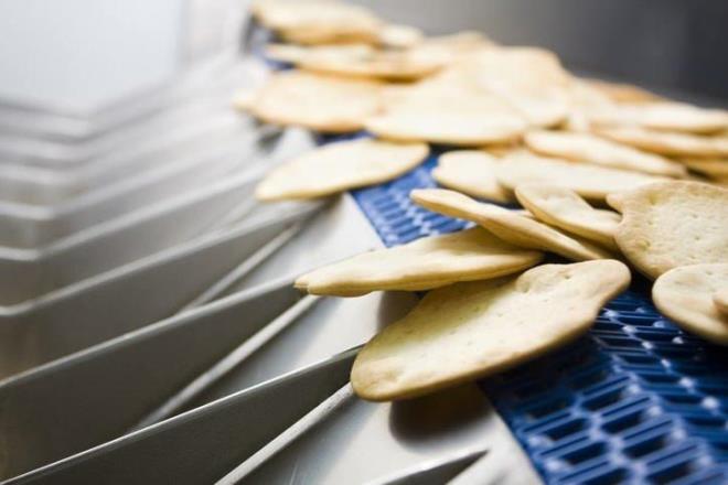 Allergy adl dergide yaynlanan 2022'de yaynlanan bir aratrmaya gre; diyet lifi, baklk sistemini nemli ekilde destekler. lk olarak; salkl bir barsak bariyeri salarak tketilen besinlerdeki bakteri ve virslere kar birincil bir savunma mekanizmas gelitirmeyi salar. kincisi; barsaklarda bulunan bakterilerin, tketilen besinlerdeki lifi fermente ederek ksa zincirli ya asitleri retmesidir. Bu ya asitleri, viral veya bakteriyel bir tehdide maruz kalndnda en iyi ekilde performans gstermeleri iin baklk hcrelerinin ilevini dzenlemeyi salar.