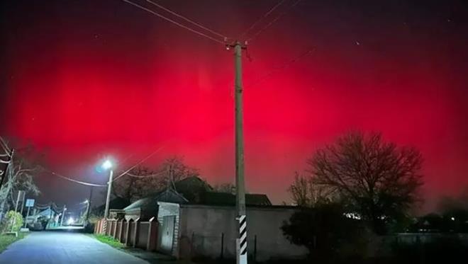 Bu renkler Dnya'ya yaklak 100 kilometre uzaklkta yer alan oksijen moleklleri sayesinde oluurken nadir karlalan krmz ve mor renkleri ise Dnya'ya 320 kilometre uzaklkta oluan oksijen moleklleri ile meydana gelir. Kuzey klarnn ekilleri ise 3'e ayrlmtr. Bu ekiller, Ark, erit ve Stun olarak kategorilendirilmitir.
