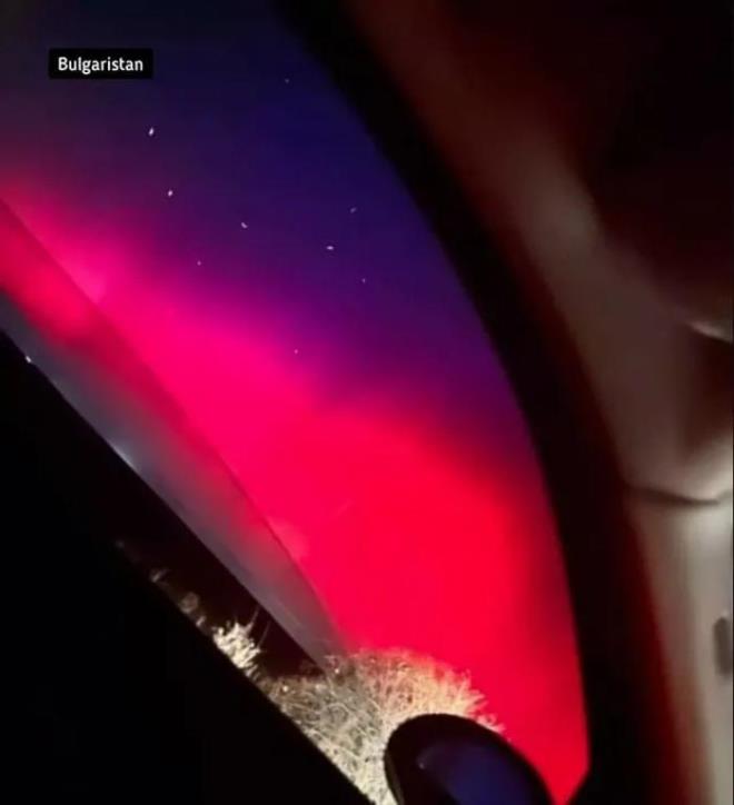 KUZEY IIKLARI NASIL OLUUR?    Kaba tabirle k gsterisi olarak syleyebileceimiz Kuzey Iklar, aslnda gne nn yansmasdr. Gneten gelen ykl taneciklerin Dnya'nn atmosferdeki oksijen ve azot tanecikleri ile arpmas sonucunda Kuzey Iklar meydana gelir. arpan tanecikler ortaya bir enerji karr ve yaylan enerji ile foton belirir. Fotonlarn olduka belirgin olmas ile Dnya zerinde adeta bir k ovu oluur.