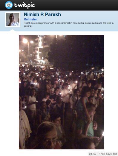 Hindistan'n en byk kenti Mumbai'de 2008 ylnda yaanan terr saldrlar Twitter'n yaylmasnda en etkili olay oldu. Grg tanklar her be saniyede paylatklar ortalama 80 tweet'le saldr ile ilgili gncellemeleri paylat. Nimish R Parekh isimli kullanc 30 Mart'ta att bu tweet'e "Mumbai'deki sahil yolunda mum klar ilerliyor" notunu dt.
