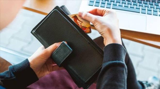 Uzmanlardan tketicilere tavsiyeler:  <br>  Satcnn bilgilerini kontrol edin.  <br>Firmalar aratrn.  <br>Firmann gvenle olup, olmadn deerlendirin.  <br>rnn kampanya ncesi ve sonras fiyatlarn karlatrn.  <br>htiyacnza gre alveri yapn.  <br>rn fiyat ok dkse teslim etmeme olasln dikkate aln.  <br>Kurumsal bir site deilse rn gelmeden deme yapmayn.  <br>Kii adna deme yapmayn.  <br>Kapdan deme seeneini tercih edin.  <br>rn teslim alrken kontrol edin.  <br>rn hasarl ise fotoraf ekip tutanak dzenleyin.  <br>Kapda "sper indirim" yazp, ieride etiket koymayan maazalara itibar edilmemeli.