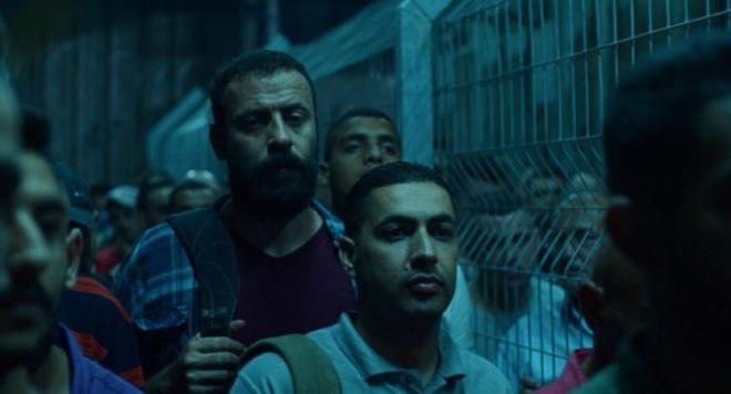 Allmadk yaam koullar nedeniyle normalde mutlu olan evliliklerinde sknt yaamaya balayan Mustafa ve Salwa, tm engellere ramen birbirlerine ballklarn kaybetmezler. Her gece balkonun klarnn yakarak dier tarafta yaayan ocuklarna iyi geceler dileyen Mustafa, bir gn kt bir telefon alr. Olunun kaza geirdiini renen Mustafa, kar tarafa gemek iin her eyi gze alacaktr.