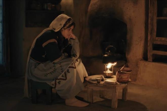 1948'deki Filistinlilerin snr d edilmesi ve kamasndan nce 14 yandaki Farha adl kz ailesinin katledilmesine ahit olur. Byk bir travma ve ac yaayan Farha'nn yks her sahnesiyle duygu seli yaamanza neden olacak.