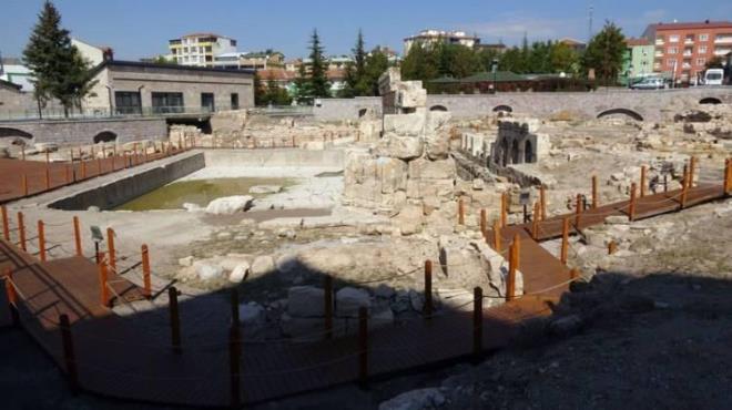 Sarkaya ilesinde esnaflkla uraan Abdullah Karata ise, "Tarihi 2 bin yla dayanan Dnya'da iki tane olan Roma Hamam'nda almalar bitti. Biz de esnaf olarak turistlerin buraya gelip ziyaret etmesini istiyoruz. onlarn iin de elimizden gelen gayreti esnaf olarak gstereceiz" ifadelerini kulland.