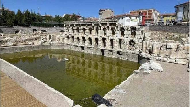 Yozgat'n Sarkaya ilesinde yer alan 2 bin yllk Basilica Therma Roma Hamam, dnyada yalnzca 2 rnei bulunan nadide bir eser olarak dikkatleri zerine ekiyor.