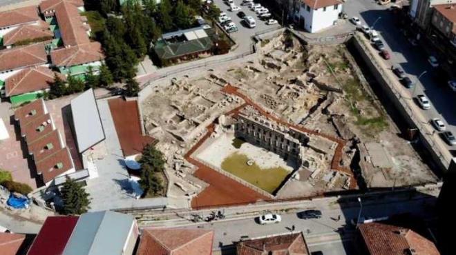 Gnmze kadar mimari zelliini kaybetmeden grselliini koruyan ve 50 derece scaklktaki termal suyuyla adndan sz ettiren Basilica Therma Roma Hamamnda tamamlanan almalar erevesinde turist karlama merkezi, kafeterya, gezinti yollar, fotoraf ekim alanlar yapld.