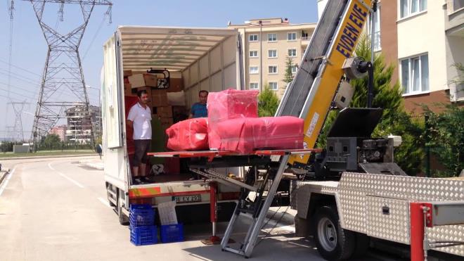 Kahramanmara� merkezli depremin yaratt��� y�k�c� etkiler devam ederken, sa�lam bina ve sa�lam b�lgede ya�ama iste�i �stanbul ve Ankara'daki g�� hareketlili�ini art�rd�. Y�l�n ���nc� �eyre�inde her iki kent de ta��nma endeksinde son iki senenin en y�ksek de�erine ula�t�.