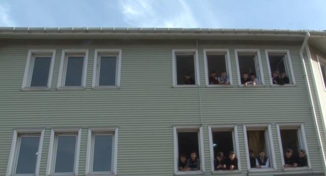 ��RENC� YAKINLARI DA ��RETMEN� D�VD�    Olay�n sosyal medyaya yans�mas� �zerine ��renci Y.E.?nin yak�nlar� okula giderek ��retmen Mehmet E.B.?yi d�vd�.  �hbar �zerine olay yerine polis ve ambulans sevk edilirken, Mehmet E.B. hastaneye g�t�r�ld�.