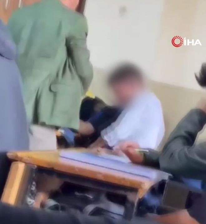 Uyar� sonras�nda ��renci ile ��retmen aras�nda tart��ma ya�and�.    ��renci, tart��man�n ard�ndan s�ras�na oturdu.    Bu esnada ��retmen Mehmet E.B., Y.E.?nin yan�na giderek kitapla kafas�na vurmaya ba�lad�.