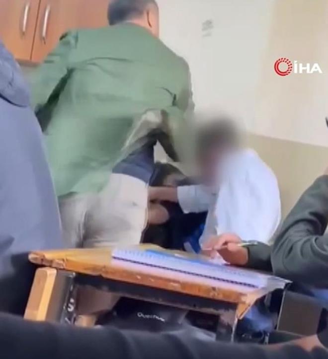 Olay, s�n�ftaki di�er ��renciler taraf�ndan cep telefonu kameras�yla kaydedildi.