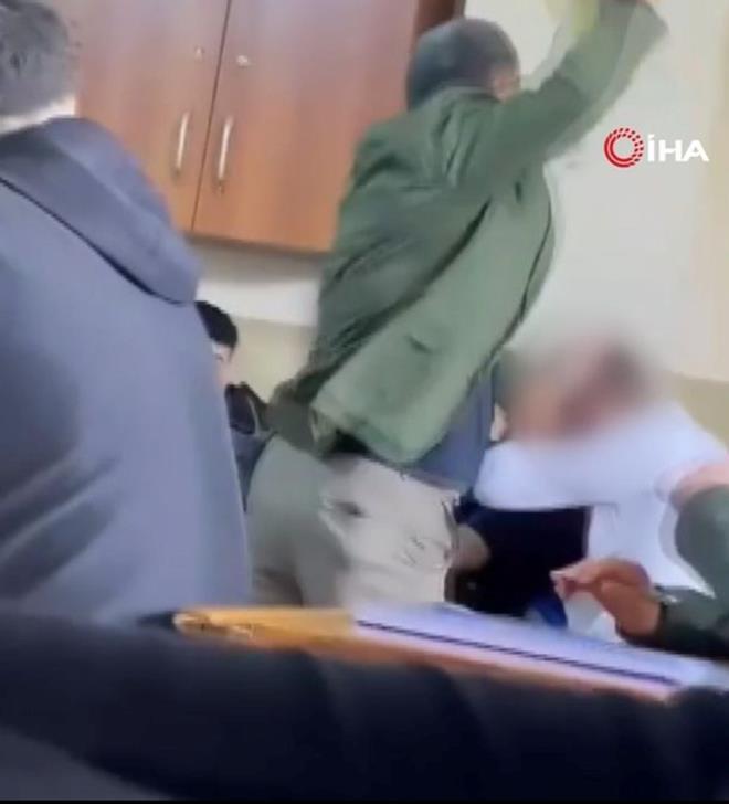 Olay bu sabah ya�and�. �ddiaya g�re; 9?uncu s�n�fta ��renim g�ren Y.E., g�r�lt� yapt��� gerek�esiyle edebiyat ��retmeni Mehmet E. B. taraf�ndan uyar�ld�.