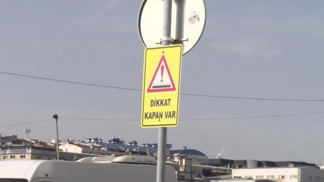 ?EL�M�ZDEN GELD�K�E UYARIYORUZ?    Kapan�n konuldu�u yerde lastik�i d�kk�n� bulunan Murat T�t�n, kapan�n 5 g�n �nce konuld��� bilgisini verdi.